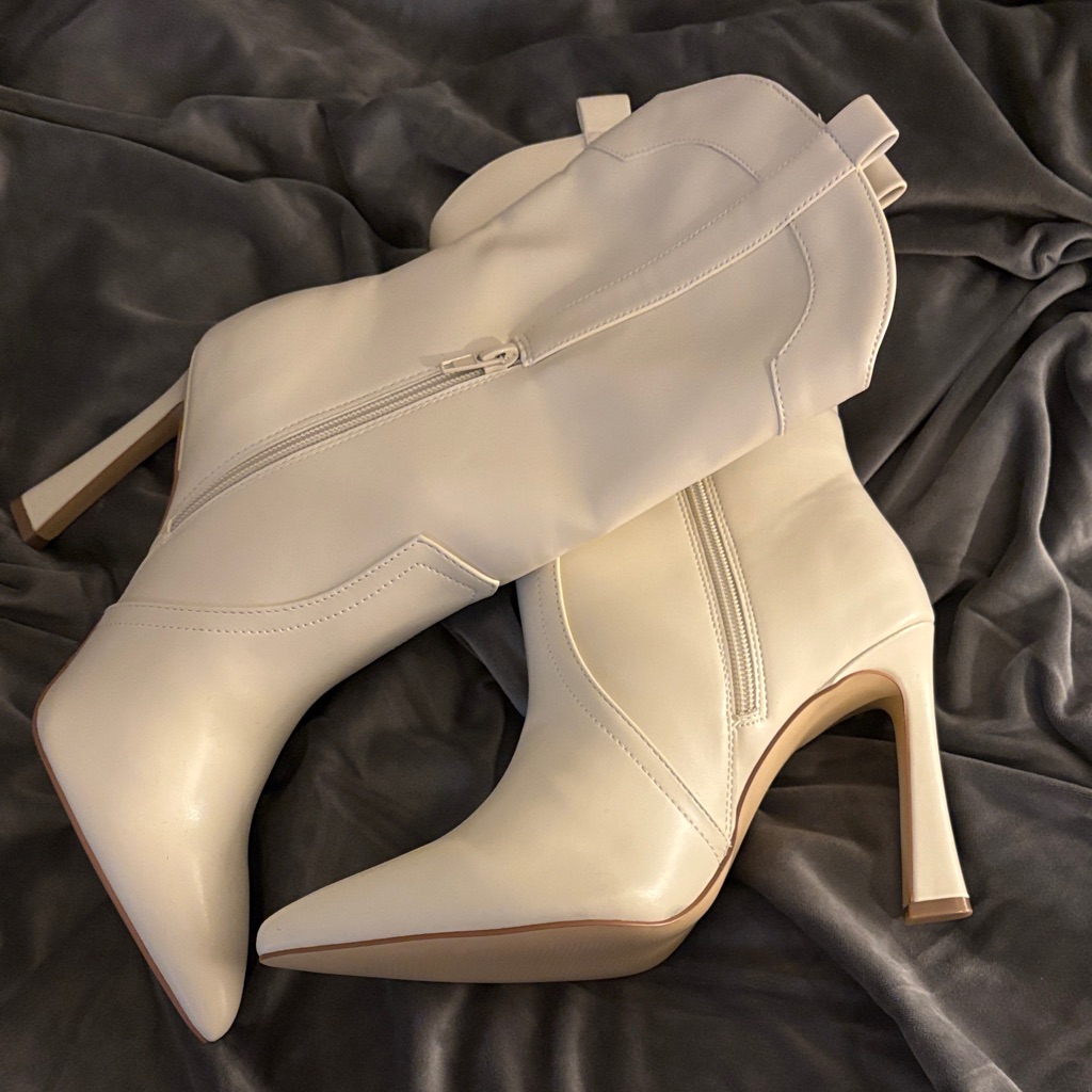 Elegant White Heeled Boots